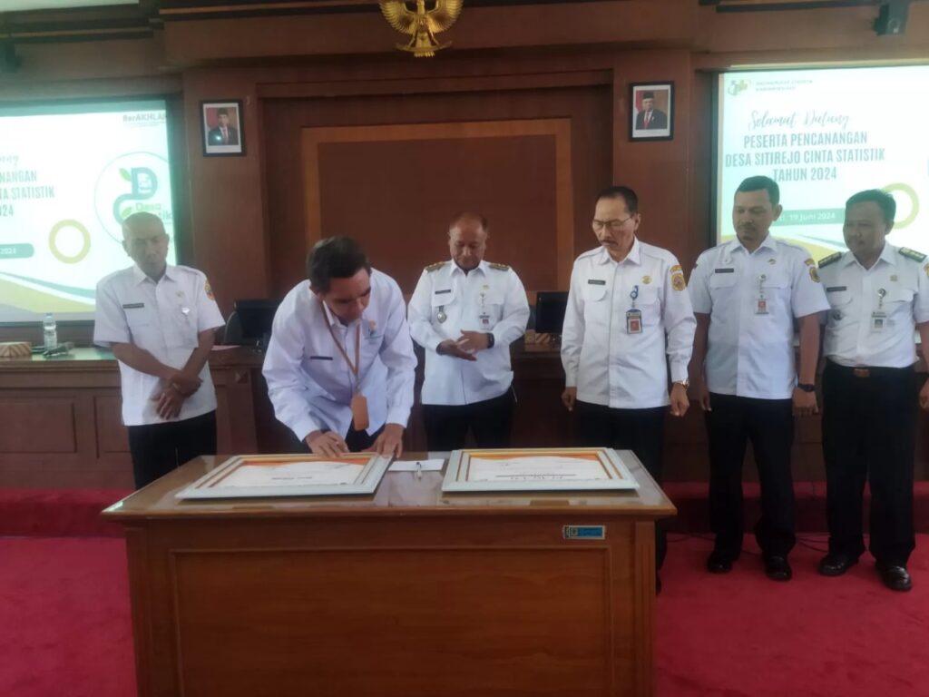 Pj Bupati Pati Henggar Budi Anggoro (tiga dari kiri) menyaksikan penandatanganan pernyataan Desa Sitirejo sebagai desa statistik kemarin. Sumber : ANDRE FAIDHIL FALAH/RADAR KUDUS.