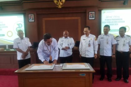 Pj Bupati Pati Henggar Budi Anggoro (tiga dari kiri) menyaksikan penandatanganan pernyataan Desa Sitirejo sebagai desa statistik kemarin. Sumber : ANDRE FAIDHIL FALAH/RADAR KUDUS.