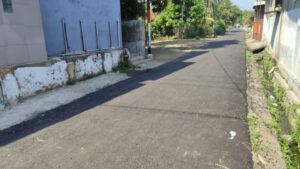 Jalan desa yang diklaim gunakan uang pribadi kades. Sumber : malang.viva.co.id