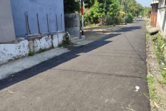 Jalan desa yang diklaim gunakan uang pribadi kades. Sumber : malang.viva.co.id