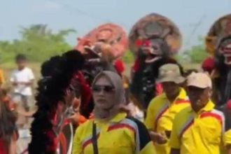 Kepala Desa Kedungotok Sulistyowati (kaos kuning) menyaksikan pertunjukan kesenian tradisional saat acara sedekah bumi di Dusun Kedungdoro. Sumber : desakita.co