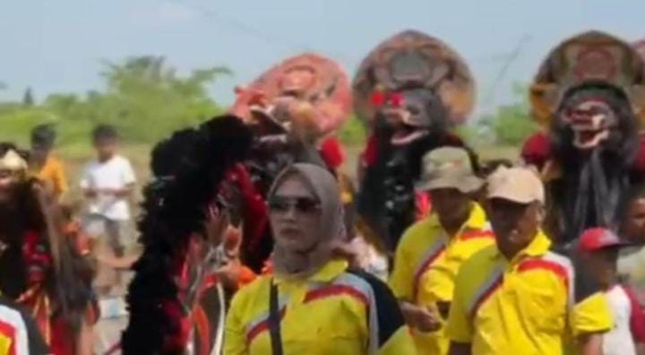 Kepala Desa Kedungotok Sulistyowati (kaos kuning) menyaksikan pertunjukan kesenian tradisional saat acara sedekah bumi di Dusun Kedungdoro. Sumber : desakita.co