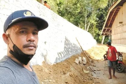 Pj Kades Karanggayam Musa'i saat meninjau proyek pembangunan plengsengan beberapa waktu lalu. Sumber : radarmadura.jawapos.com