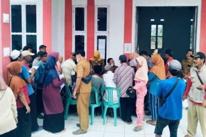 Ratusan warga Desa Kertasari antre pengambilan beras dari BPN. Sumber : iNewsCianjur.id