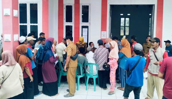 Ratusan warga Desa Kertasari antre pengambilan beras dari BPN. Sumber : iNewsCianjur.id