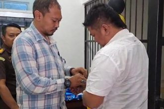Kades Jatimakmur, Mohammad Suhendri tersangka korupsi dana desa saat dilimpahkan ke Kejaksaan Negeri Brebes. Sumber : Imam Suripto/detikJateng