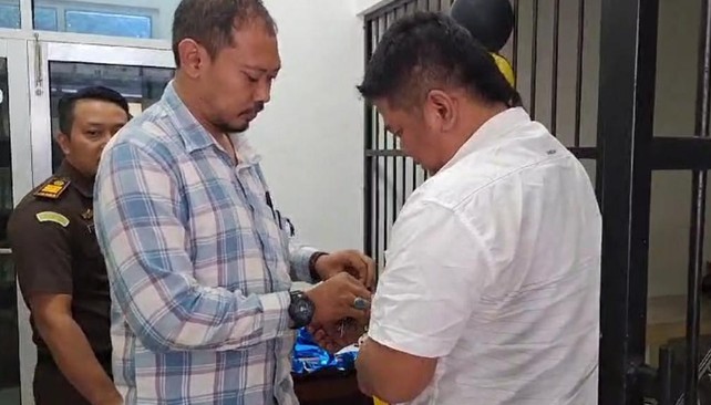 Kades Jatimakmur, Mohammad Suhendri tersangka korupsi dana desa saat dilimpahkan ke Kejaksaan Negeri Brebes. Sumber : Imam Suripto/detikJateng