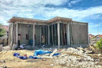 Proses pembangunan gedung PAUD di Dusun Pandiyan, Desa Tamberu Timur, Kecamatan Sokobanah, Sampang. Sumber : HAMSUN UNTUK JPRM