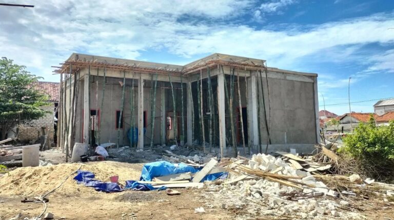 Proses pembangunan gedung PAUD di Dusun Pandiyan, Desa Tamberu Timur, Kecamatan Sokobanah, Sampang. Sumber : HAMSUN UNTUK JPRM