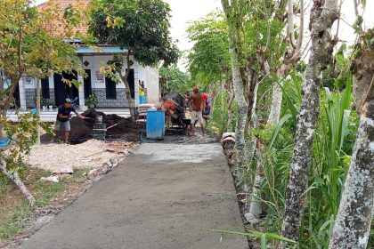 Pekerja melaksanakan pengaspalan jalan di Dusun Polai Laok, Desa Bira Tengah, Kecamatan Sokobanah, Sampang. Sumber : Pemdes Bira Tengah untuk JPRM