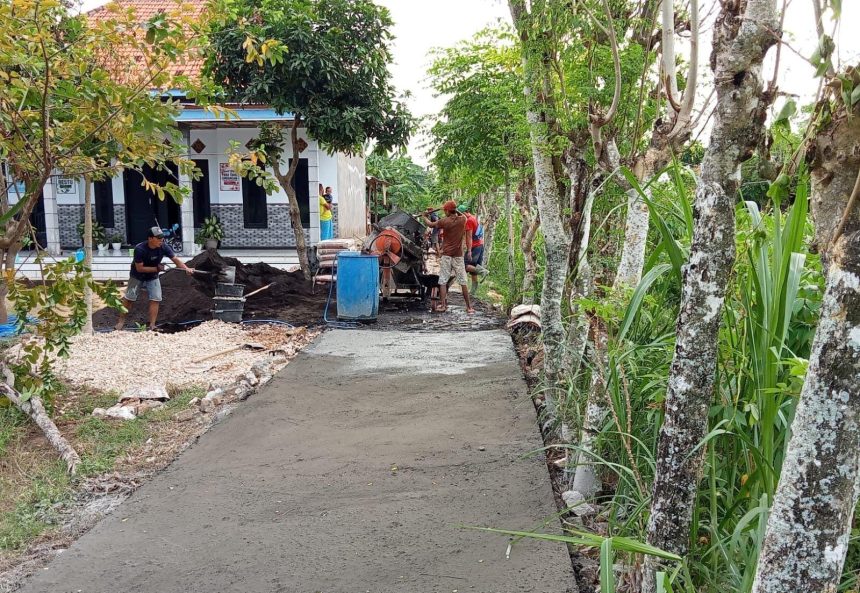 Pekerja melaksanakan pengaspalan jalan di Dusun Polai Laok, Desa Bira Tengah, Kecamatan Sokobanah, Sampang. Sumber : Pemdes Bira Tengah untuk JPRM