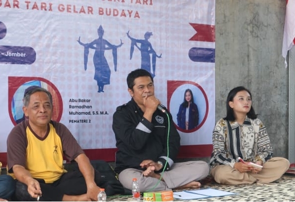 Gelar Pengabdian, Kelompok Riset FIB Unej Gandeng Sanggar Tari Desa Sidomekar Abu Bakar RM dan Koni Kunariyono sedang menjelaskan konsep dan makna tari, dan konsep alih wahana. Sumber: Istimewa