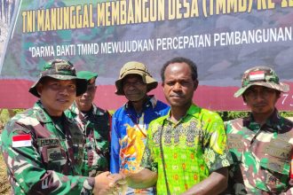 Tokoh Adat Naira Serahkan Proposal Aspirasi. Sumber: Dok. Berita Satu