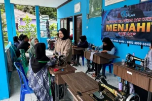 Warga Desa Mangkusip mengikuti pelatihan menjahit yang dilaksanakan Pemerintah Desa Mangkusip, Kecamatan Tanta, Kabupaten Tabalong.