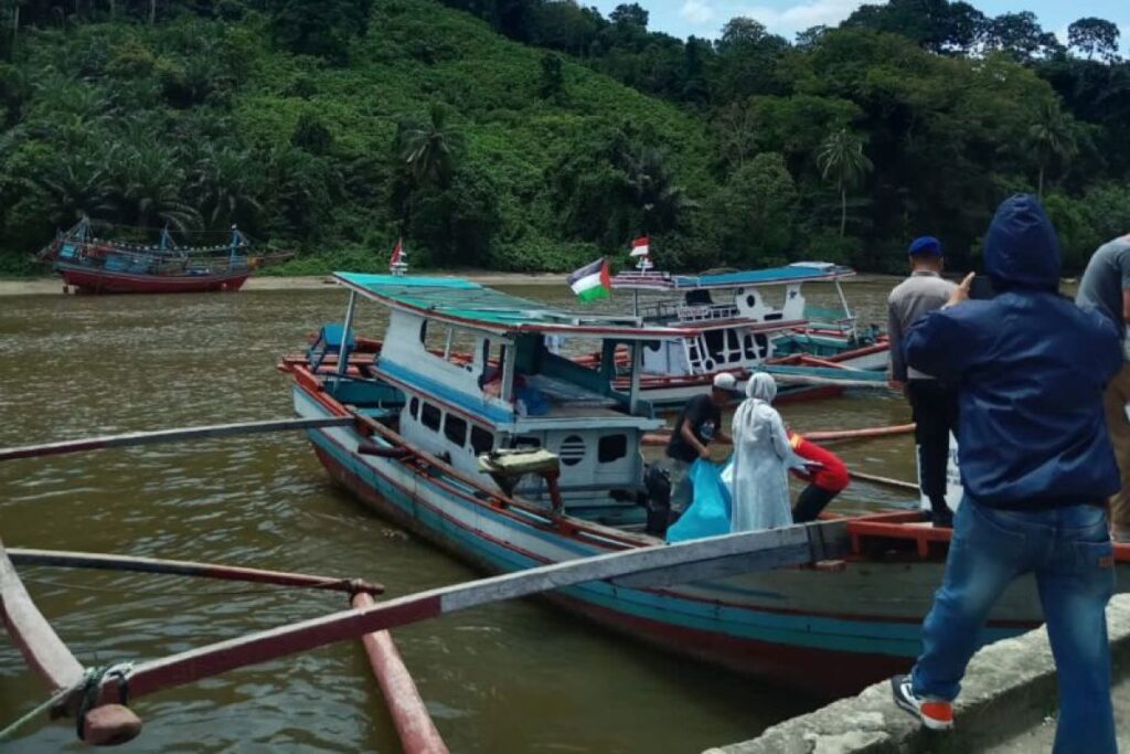 Pendistribusian logistik ke tiga desa di Kecamatan Kusan Hulu, Kabupaten Tanah Bumbu gunakan perahu ketinting.