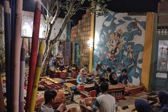 Keseruan pertunjukan kesenian kebudayaan di Desa Wisata Cartoon Village di Desa Sidareja. Sumber foto: Kemenparekraf.