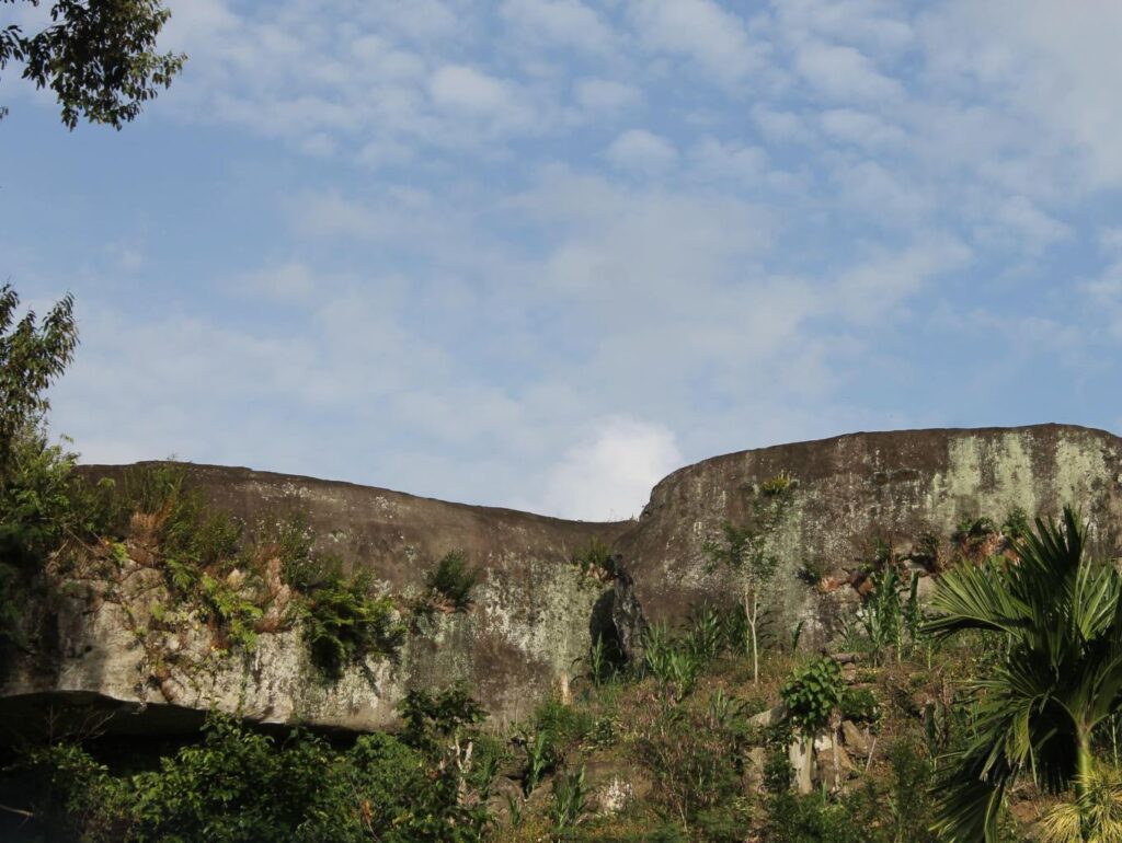 Situs Megalitik Lokon di Desa Wisata Tokkonan, Enrekang. Sumber foto : Kemenparekraf.