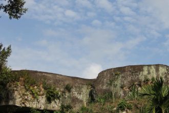 Situs Megalitik Lokon di Desa Wisata Tokkonan, Enrekang. Sumber foto : Kemenparekraf.
