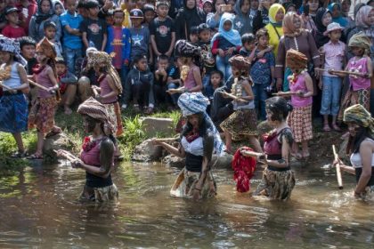 Ritual Ngalokat Cai di desa Cihideung. Sumber: Antara Foto/ Novrian Arbi