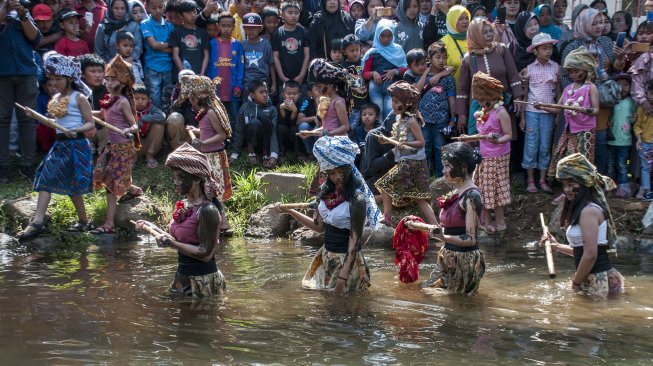 Ritual Ngalokat Cai di desa Cihideung. Sumber: Antara Foto/ Novrian Arbi