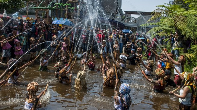 Ngalokat Cai: Melestarikan Air Melalui Ritual Penuh Khidmat di Desa Cihideung