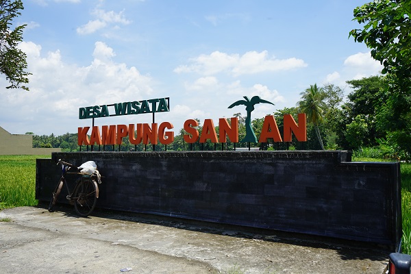 Tugu Selamat datang di Desa Wisata Kampung Santan. Sumber foto : https://desawisatabantul.com/.