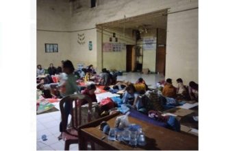 Warga mengungsi Akibat banjir ratusan warga mengungsi ke di Gedung Wahana Bersujud, Desa Barakat Mufakat, Satui.