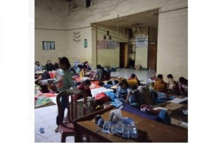 Warga mengungsi Akibat banjir ratusan warga mengungsi ke di Gedung Wahana Bersujud, Desa Barakat Mufakat, Satui.