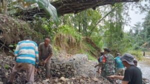 Warga Desa Baru gotong-royong memasang bronjong kawat di tepi sungai Desa Baru.