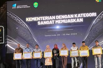 Penerimaan penghargaan kerasipan dari Arsip Nasional Republik Indonesia (ANRI). Sumber foto: Humas Kemendes PDTT.