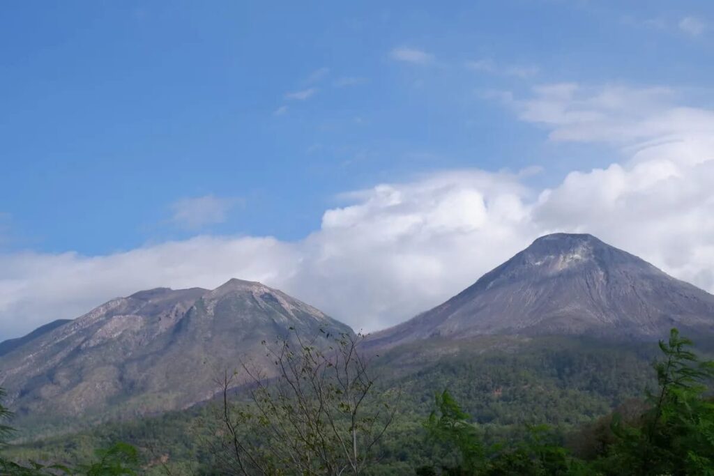 Visual Gunung Api Lewotobi Laki-laki (kanan) dan Lewotobi Perempuan (kiri), di Flores Timur, NTT. Sumber: AntaraNTT