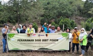 Jajaran PT Pamapersada Nusantara Site BAYA berswafoto bersama Kelompok Tani Hutan Tuah Himba.