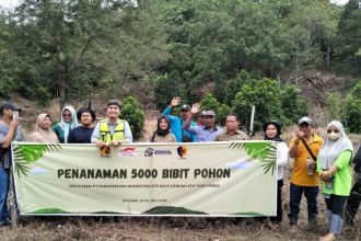 Jajaran PT Pamapersada Nusantara Site BAYA berswafoto bersama Kelompok Tani Hutan Tuah Himba.