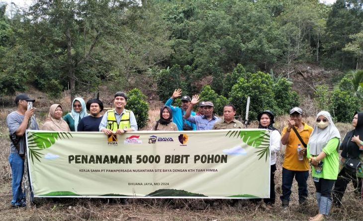 Jajaran PT Pamapersada Nusantara Site BAYA berswafoto bersama Kelompok Tani Hutan Tuah Himba.