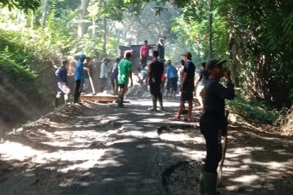 Warga Desa Tigawasa gotong royong melakukan perbaikan jalan secara swadaya. Sumber : Radarbali