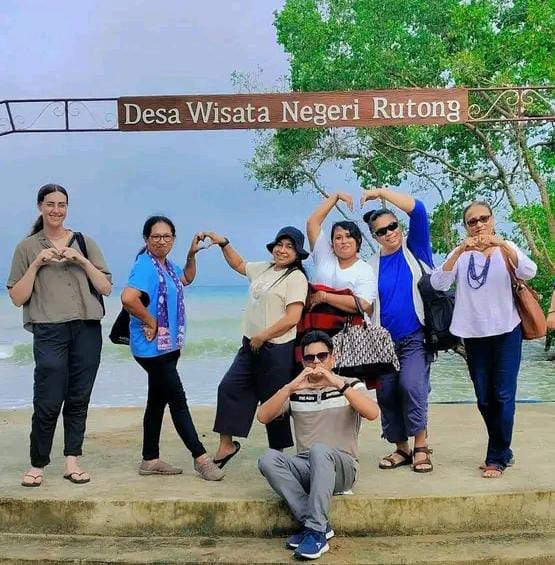 Keceriaan wisatawan yang berkunjung di Negeri Rutong, Sumber: Dok. Fanspage Negeri Rutong