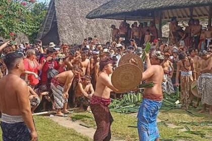 Tradisi perang pandan di Desa Tenganan Pegringsingan, Kecamatan Manggis, Kabupaten Karangasem, Bali. Sumber: Topikterkini.com