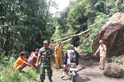 material longsor tutupi poros jalan, Sumber: Tribun.com