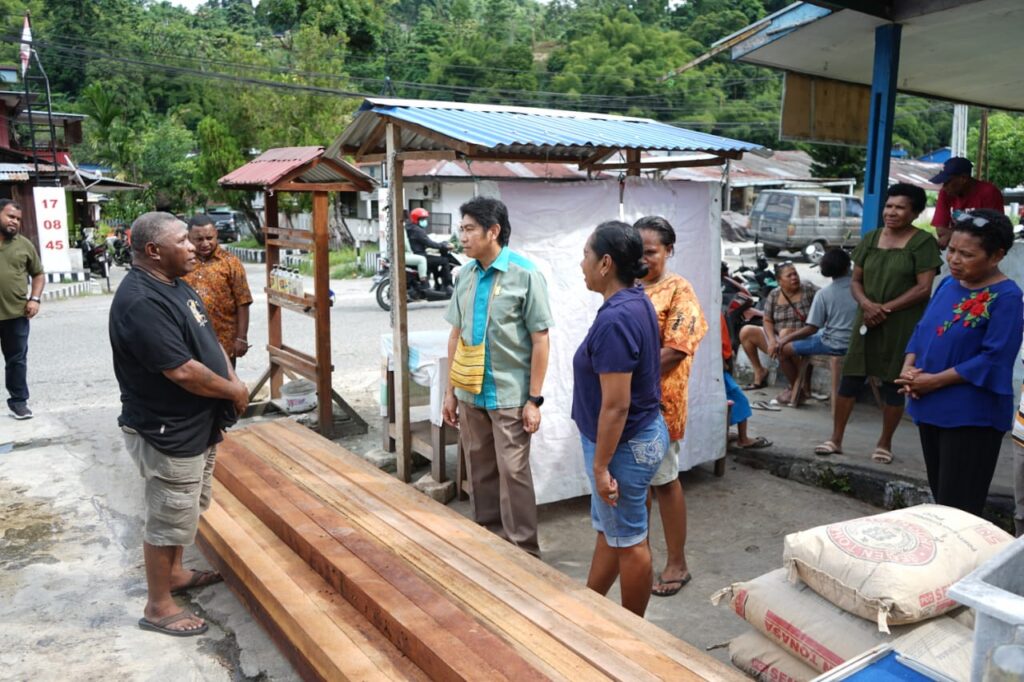 Heni Oktovina Tan Bonay menerima bantuan bahan bangunan dari Ketua DPR Papua Jhony Banua Rouw. Sumber: Istimewa