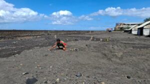 Ladang penggaraman warga di Pantai Karangdadi, Desa Kusamba porak-poranda akibat ombak besar. Sumber: Istimewa