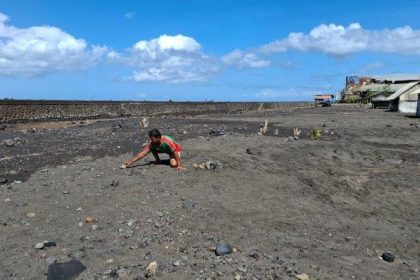 Ladang penggaraman warga di Pantai Karangdadi, Desa Kusamba porak-poranda akibat ombak besar. Sumber: Istimewa