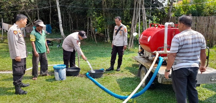 Polsek Pedamaran menyalurkan bantuan air ke warga Desa Menang Raya Sumber Foto: Dok. Beritaanda.net.