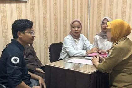 Tersangka kasus tukar guling tanah kas Desa Botomulyo saat diperiksa Tim Penyelidik Kejari Kendal.