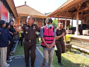 Tersangka korupsi APBDes Desa Tusan, Kecamatan Banjarangkan, Kabupaten Klungkung I Gede KS digiring oleh aparat Kejari Klungkung. Sumber foto : wartabali