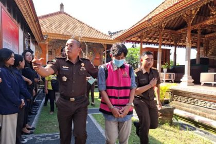 Tersangka korupsi APBDes Desa Tusan, Kecamatan Banjarangkan, Kabupaten Klungkung I Gede KS digiring oleh aparat Kejari Klungkung. Sumber foto : wartabali