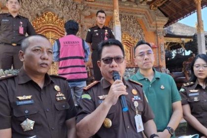 Tersangka kasus dugaan korupsi APBDes Tusan tahun 2020-2021, I Gede Krisna Saputra (30) resmi ditahan oleh pihak Kejaksaan Negeri Klungkung. Sumber: tribunbali