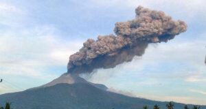 Gunung Lewotobi Laki-Laki di Flores Timur, NTT kembali meletus. Sumber: Istimewa