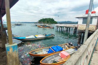 Nampak sampah masih mengotori calon lokasi berlangsungnya Fesetival Nelayan Kampung Hamadi. Sumber: Dok. Cenderawasih Pos