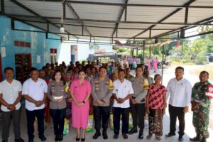 Kapolres Bersama warga dalam rangkat kegiatan pembagian bansos. Sumber: tribratanewskupang.com