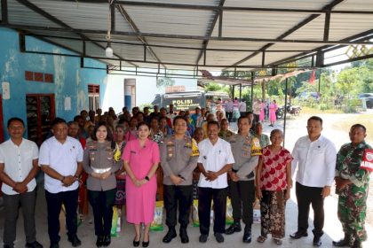Kapolres Bersama warga dalam rangkat kegiatan pembagian bansos. Sumber: tribratanewskupang.com